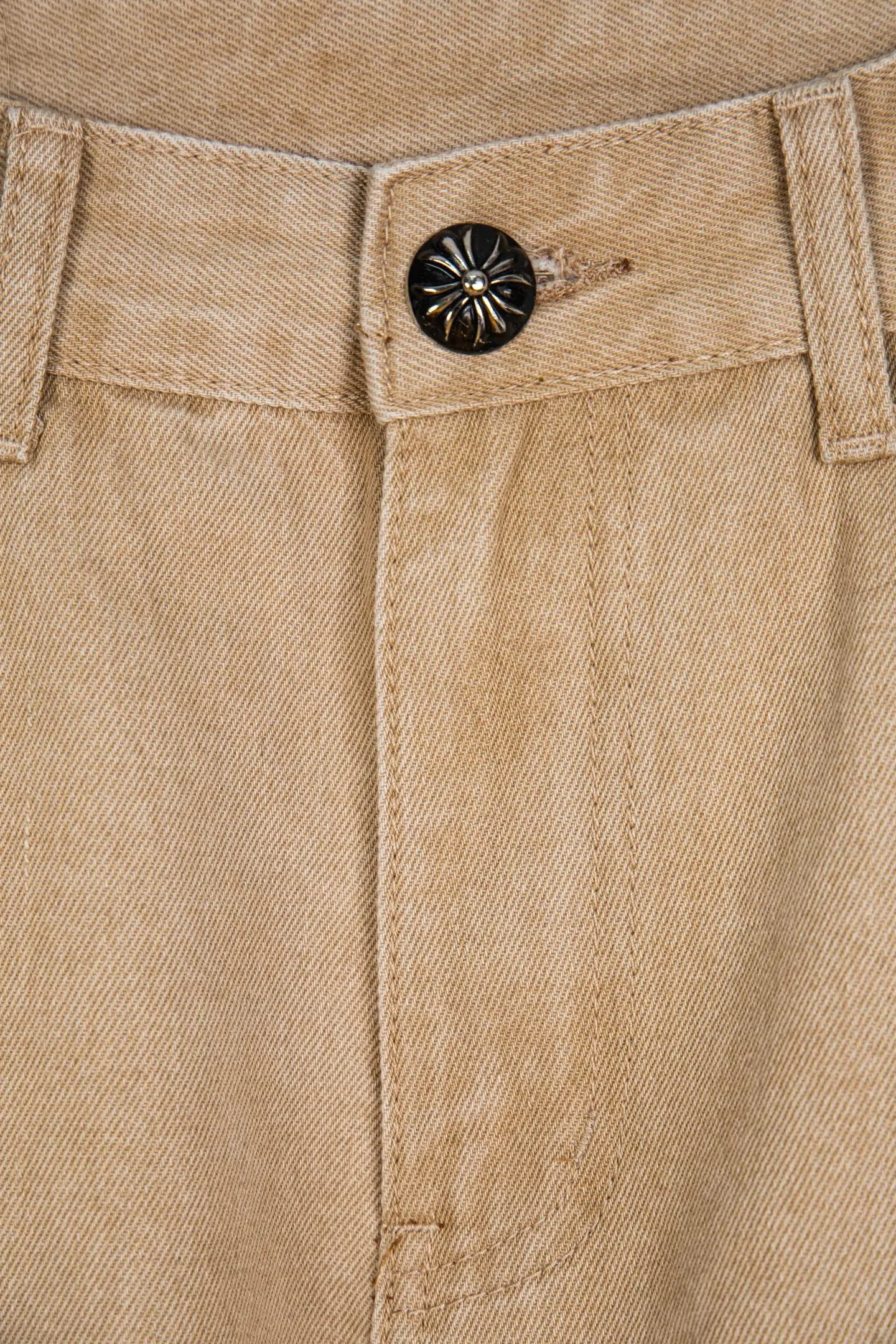 P260 top version CH Chromehearts Miami-limited black cross patch khaki jeans, counter price 34W level, patch cross pattern embellishment, washed jeans! ! An absolutely high-end luxury product, a 1.9W-level god-level single product, a super popular product, made by top heavy industry, a magic weapon that cannot be missed! [About Zangyin] This is an extremely luxurious fashion brand that can also be called the aristocracy of the high street. It has always been an exclusive brand for some hipsters or rich second generations. Compared with ordinary high streets, it is more luxurious and noble. Compared with luxury brands, it is more fashionable and individual. It has always been a brand that I have a special liking for. [Top heavy industry fashion design] Consistently high-street luxury style. Speaking of this style, the Zangyin family and GU family are definitely the leading representative brands. Especially the Zangyin family has really achieved a state-of-the-art effect in creating high-street style. The unique washed material is used to create this style. The color system is already quite eye-catching. After it is decorated with patchwork cross flowers, it cleverly highlights the charm of the brand. Secondly, this style uses classic The high-waist cutting design highlights the long legs and fashionable temperament of the upper body. The brand is highly recognizable and the slim fit configuration is more suitable for daily wear. It is a product that interprets personality, fashion, and specifications at a glance. This single product is enough to make any fan excited. It can be a white T-shirt for a youthful college style, or a tight suspender for a royal style. It has strong matching ability and can be easily controlled by men.  [Materials and craftsmanship] Needless to say, this point goes without saying. As an excellent craftsman brand, Zangyin’s requirements for details and craftsmanship are really perfect. The washed color of this model has gone through so many processes, not to mention the embellishment of denim appliques. It is also purely hand-made and sewn. Just like what they believe in, only hand-made things have soul and have the meaning of wear. A top-notch heavy-duty fashionable denim item, I look forward to your perfect interpretation! !  Color: Khaki Size: 28-34